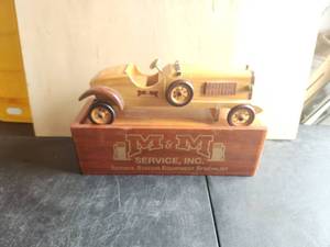 lot 191 image: Vintage wooden car with a wooden box - promotional piece