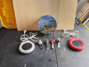 lot 235 image: Metal tin, Christmas themed cheese-butter spreaders and 2 cup warmers