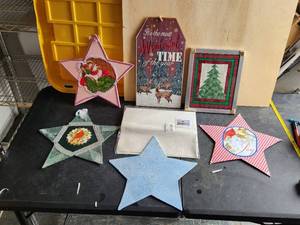 lot 239 image: Selection of Holiday themed crafted items
