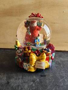 lot 232 image: Vintage Christopher Radko Snowglobe - Holiday Riches