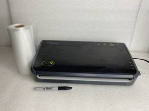 lot 14 image: Foodsaver Food Vacuum Sealer, FM2100 - In Condition As Shown - (READ)