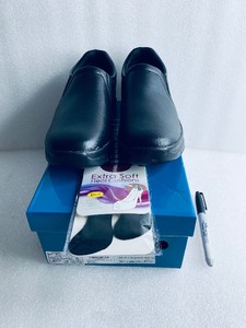 lot 121 image: New - Womens Hawkwell Bliss Nurse Style Work Shoes, Size 6  Black (READ)