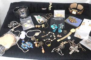 lot 34 image: Big mixed lot of various jewelry - watches untested.