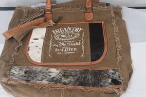 lot 43 image: New wtag Clea Ray Canvas Tote Bag 19 x19
