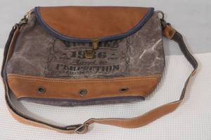 lot 44 image: New wtag Clea Ray Canvas Bag 11 x14