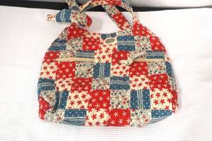 lot 59 image: Mona B Quilted Bag - used in nice clean condition - 14 x 11
