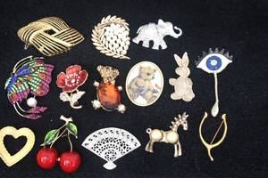 lot 16 image: Total of 14 Brooches - some vintage, one Monet & Trifari.