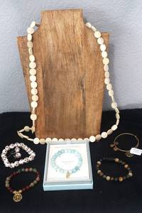 lot 20 image: Beaded Bracelets, Earrings, and Necklace - 6 items