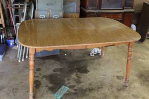 lot 86 image: American style dining table