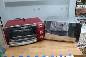 lot 125 image: Hamilton Beach 4-slice toaster oven and chrome bread box
