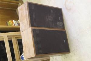 lot 148 image: vintage Toshiba SS-45 speakers with a wood grain cabinet finish.