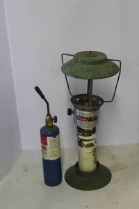 lot 165 image: vintage Coleman Model 5114C dual-mantle propane camping lantern & propane torch