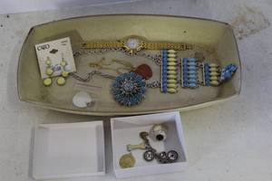 lot 191 image: collection of assorted fashion jewelry