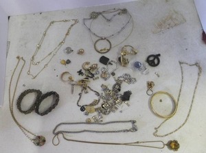 lot 193 image: collection of assorted fashion jewelry