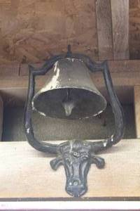 lot 205 image: vintage cast iron dinner bell