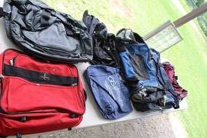 lot 257 image: Lot of duffle bags