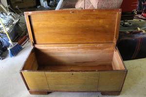 lot 293 image: Modern blanket chest