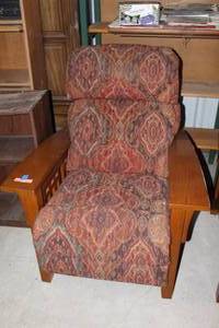 lot 324 image: Mission-style reclining lounge chair features a patterned fabric upholstery and sturdy oak wood arms