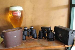 lot 338 image: Binoculars and Stella Artois Belgian chalice beer glass