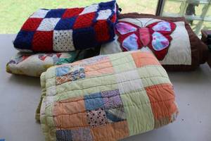 lot 356 image: Lot of quilts