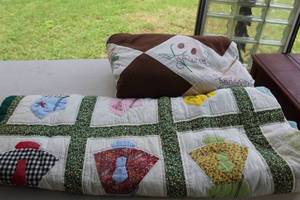 lot 357 image: Lot of quilts