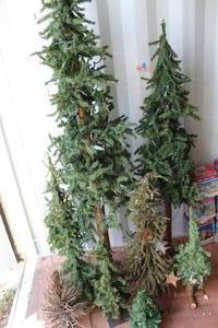lot 369 image: Christmas decor