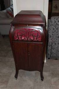lot 372 image: Sonora upright phonograph