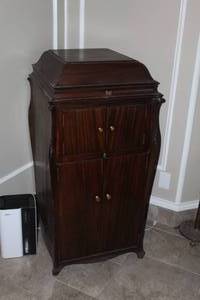 lot 370 image: vintage Victor Victrola floor-model phonograph with a lot of records see pictures