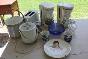 lot 385 image: Kitchen appliances and more see photo