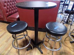 lot 10 image: ROUND Table  24 DIAMETER   with 4 dining chairs metal frames and red seats