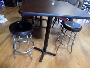 lot 21 image: Bistro table square with 2 barstools