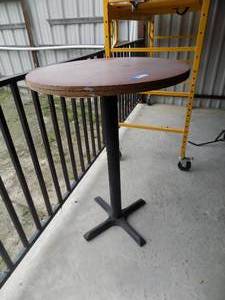 lot 71 image: Round top bistro table