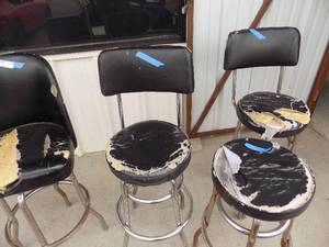 lot 80 image: 4 bar stool need TLC