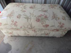 lot 93 image: Oversize ottoman with storage matches lot 67