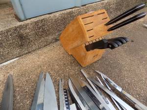 lot 118 image: Knife block with large assortment of knives (No Spoons)