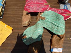 lot 134 image: Western boots  justin 7B teal and red size 8