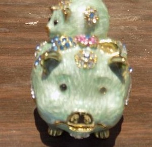 lot 146 image: PIG TRINKET BOX - ENAMELED W HINGED LID  W 2 LITTLE PIGLETS THAT ATTACH TO HER SIDES W MAGNET