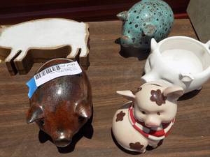 lot 149 image: PIG HOG HOME DECORATIONS  INCL CUP