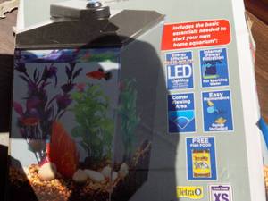 lot 152 image: CORNER VIEW AQUARIUM  1 GALLON ( PERFECT FOR YOUR DESK, DORM ROOM OR WHEREEVER YOU WANT TO PLACE IT( )