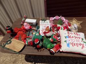 lot 153 image: CHRISTMAS DECOR