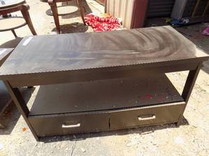 lot 157 image: COFFEE TABLE  WITH 2 STORAGE DRAWERS AT BASE