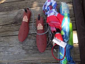 lot 166 image: Vintage Eonning electric footwear dryer plus 2 umbrellas