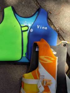 lot 224 image: Sterns child life vest  and  Vine  Childs XL life vest