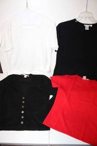 lot 28 image: Womens soft sweaters size XS
