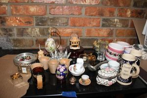 lot 94 image: Souvenirs and dcor