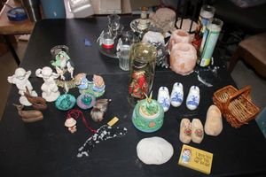 lot 89 image: Home dcor with salt lamps and candle holders