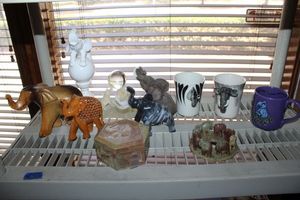 lot 87 image: Elephant dcor and trinket box