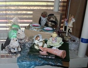 lot 86 image: Home dcor with angels and carousel horse