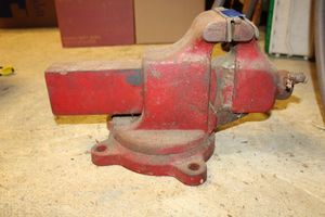 lot 101 image: HEAVY Reed vise