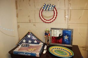 lot 67 image: Patriotic USA and TX dcor with Army flag display box